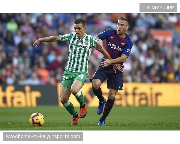 浙江队托利奇中路摆脱后送斜传,边路顺势下底