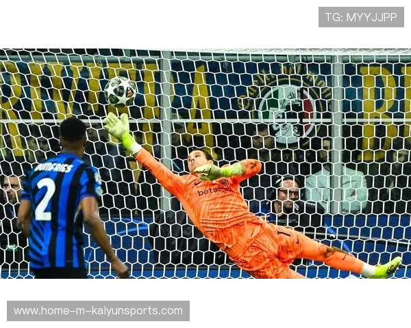 索默指尖捅出对方近距离头球,力保国际米兰球门不失